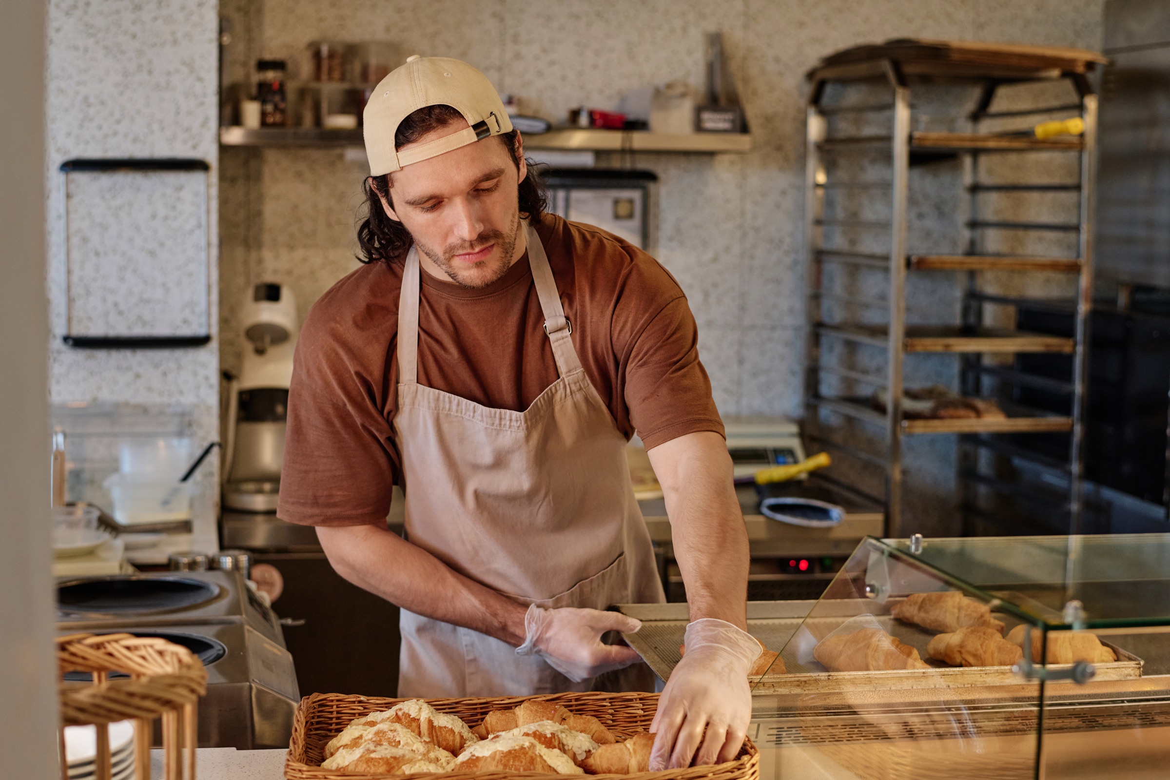 Bager arrangerer croissanter