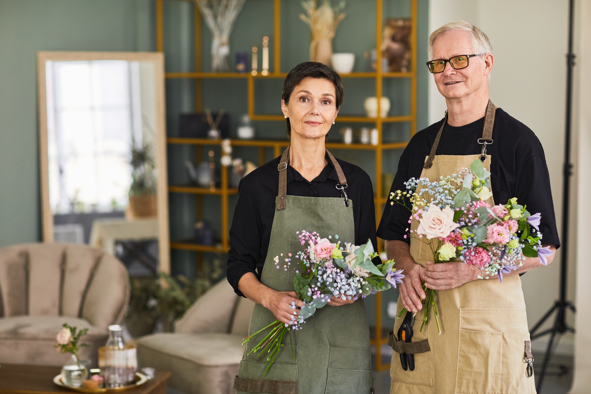 To blomsterhandlere med buketter